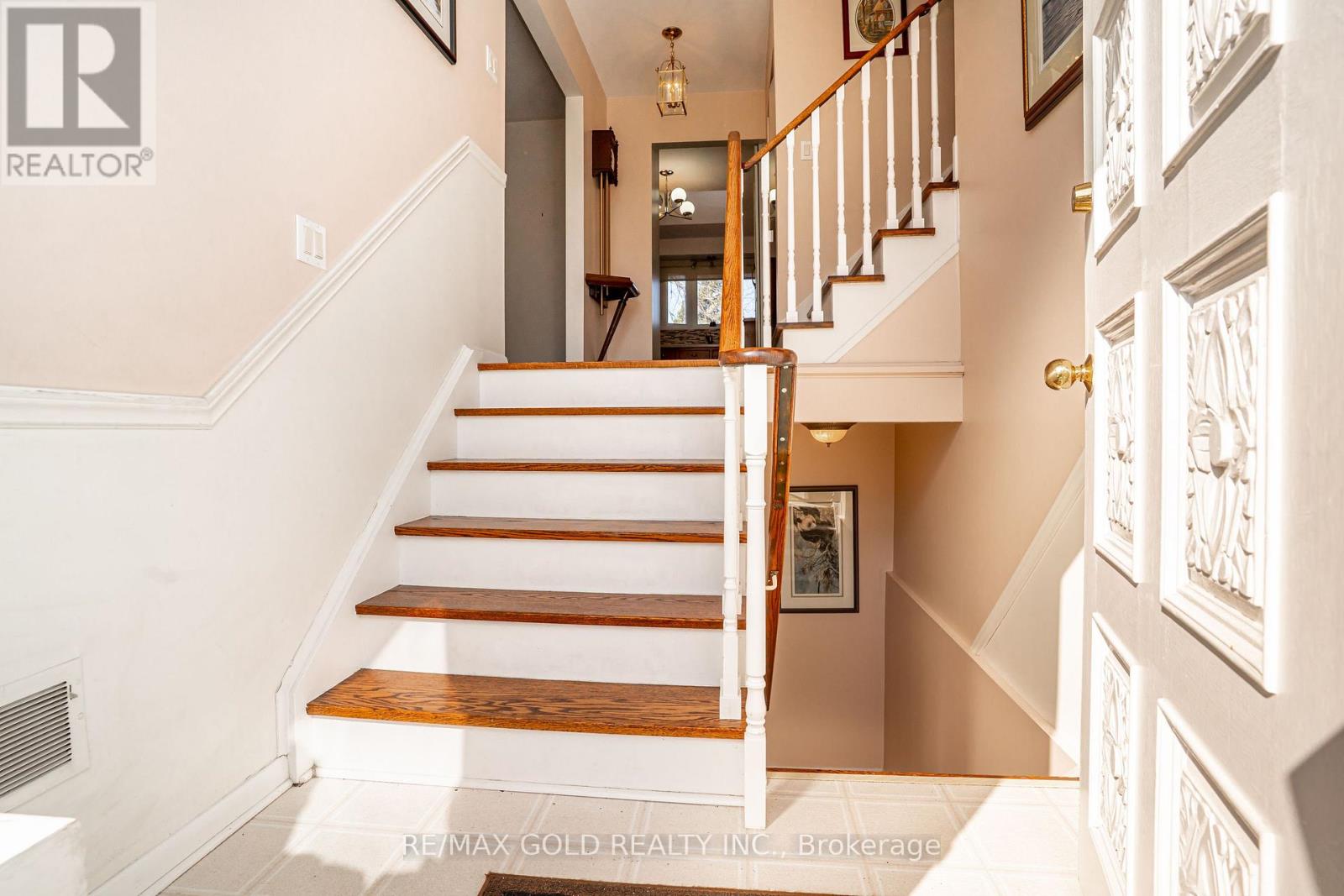 34 Deerfield Crescent, Brampton, Ontario  L6T 1K7 - Photo 5 - W12981394