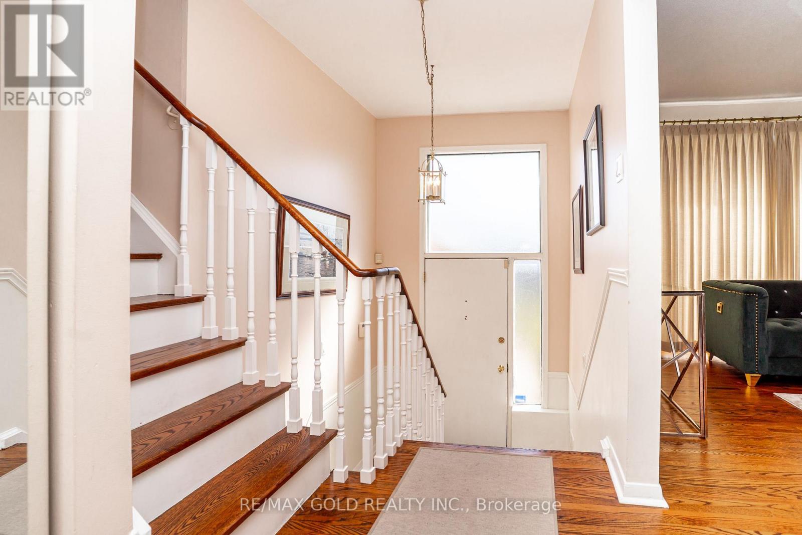 34 Deerfield Crescent, Brampton, Ontario  L6T 1K7 - Photo 6 - W12981394