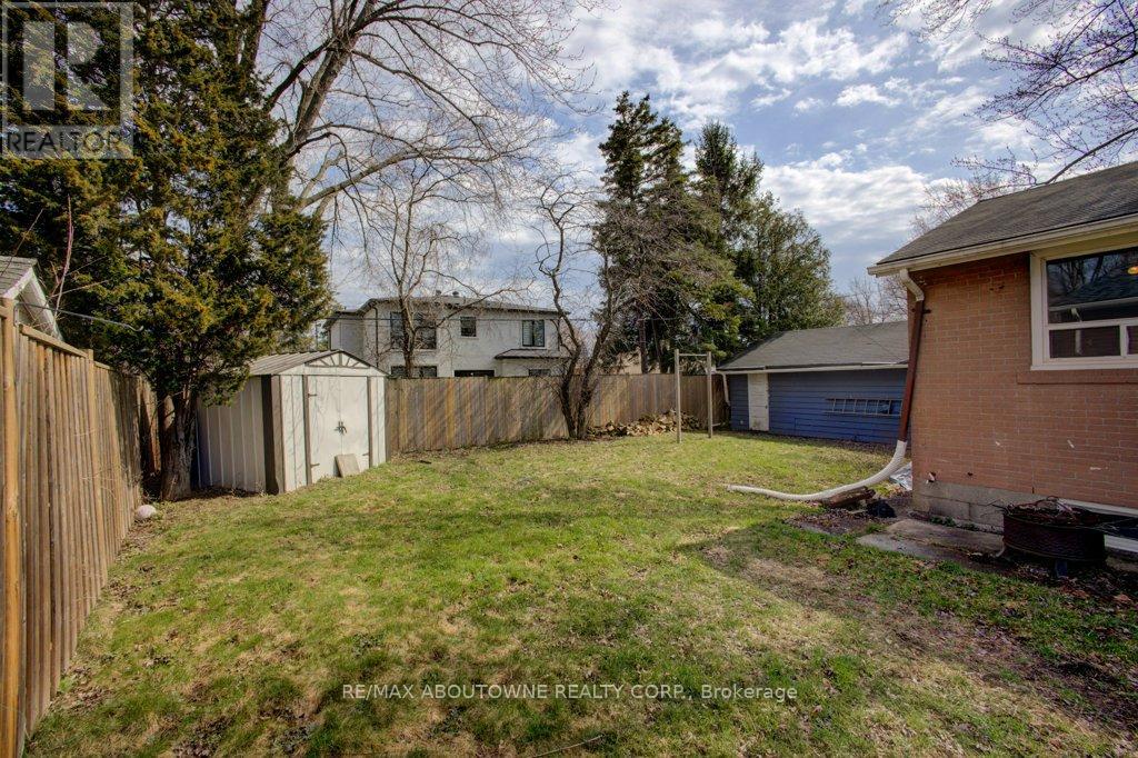 114 Ringwood Road, Oakville, Ontario  L6H 1K2 - Photo 12 - W12981408