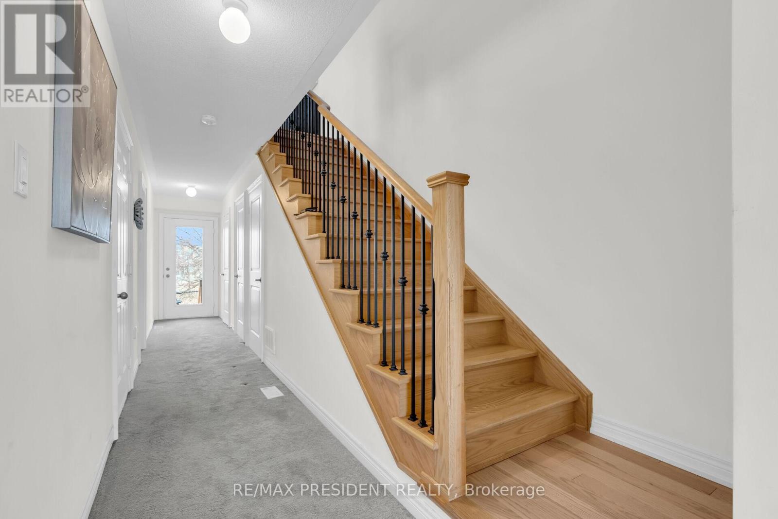 40 Queenpost Drive, Brampton (Credit Valley), Ontario  L6Y 6L2 - Photo 8 - W12981424