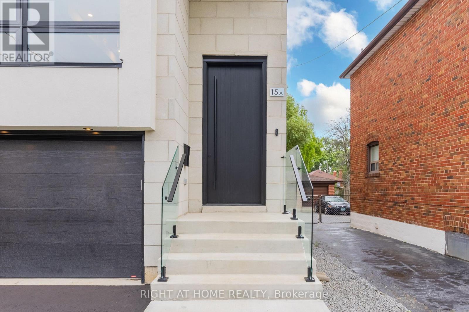 15a Rosemeade Avenue, Toronto, Ontario  M8Y 3A2 - Photo 15 - W12981460