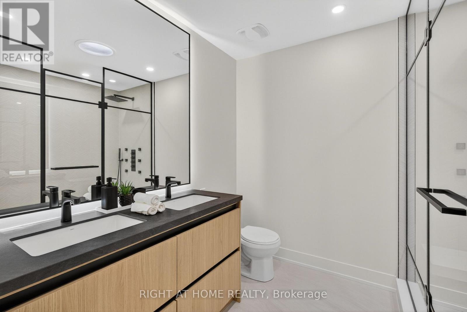 15a Rosemeade Avenue, Toronto, Ontario  M8Y 3A2 - Photo 37 - W12981460