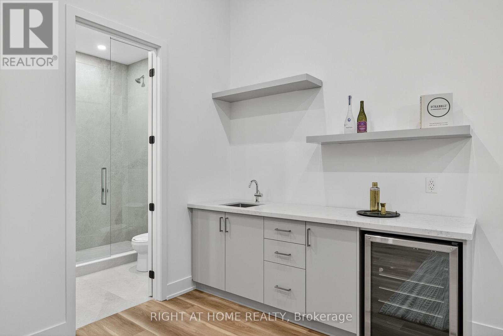 15a Rosemeade Avenue, Toronto, Ontario  M8Y 3A2 - Photo 5 - W12981460