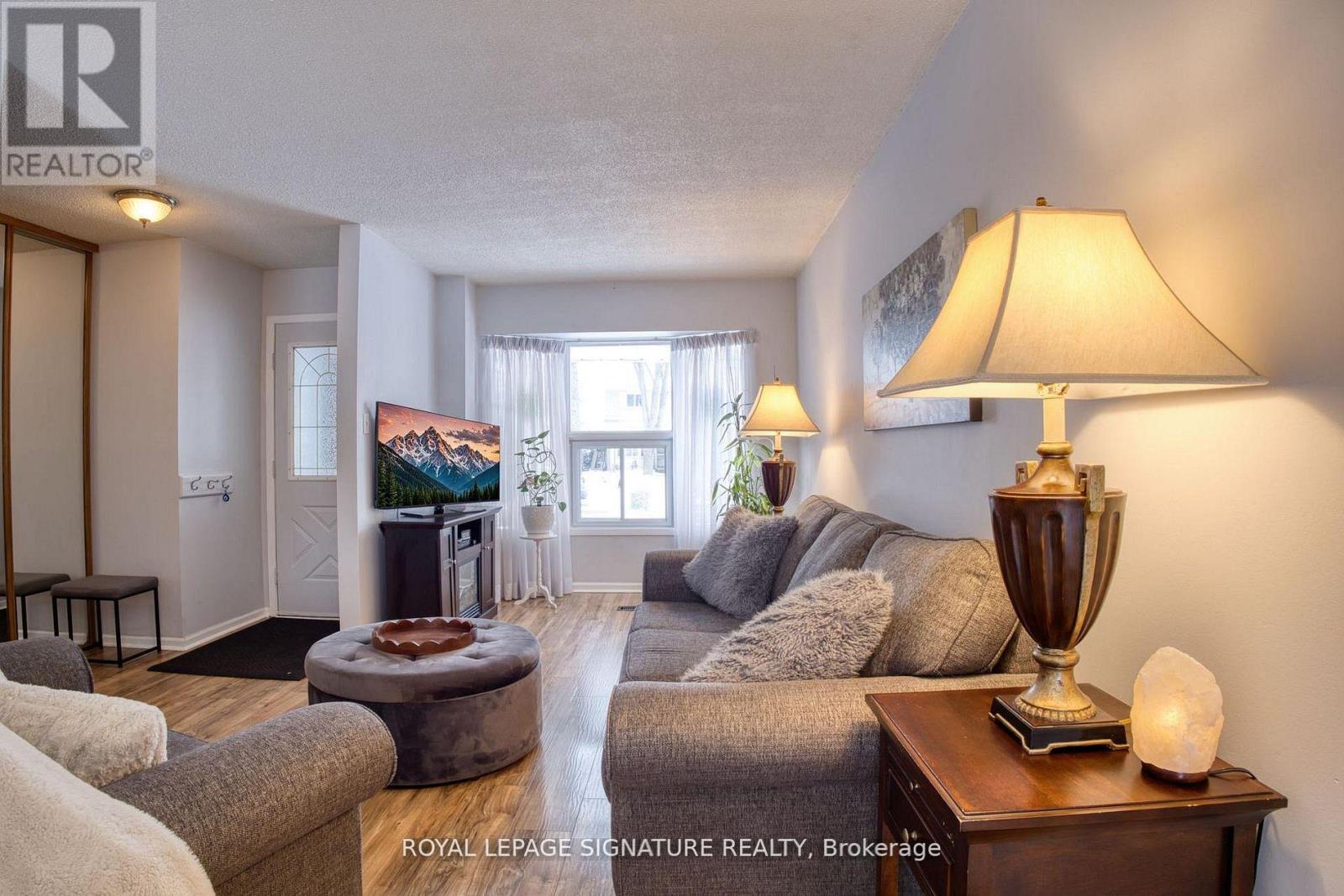 6448 Colebrook Crescent, Mississauga, Ontario  L5N 3E4 - Photo 6 - W12981494