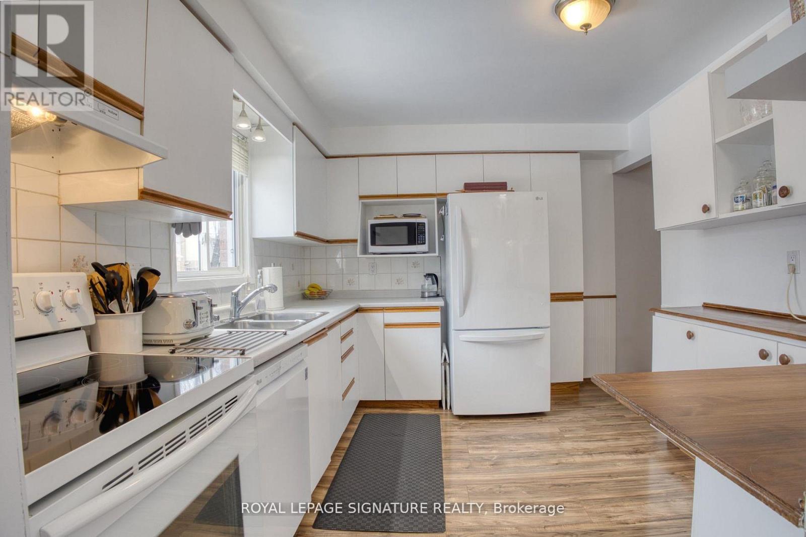 6448 Colebrook Crescent, Mississauga, Ontario  L5N 3E4 - Photo 8 - W12981494