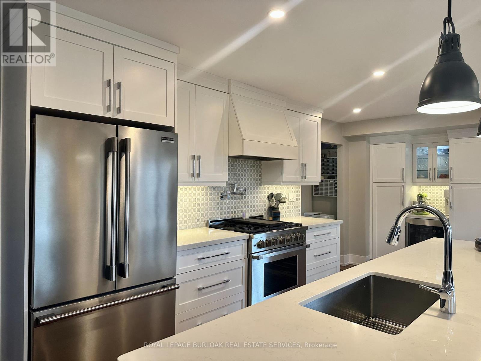 1078 Augustus Drive, Burlington, Ontario  L7S 2L1 - Photo 10 - W12981584