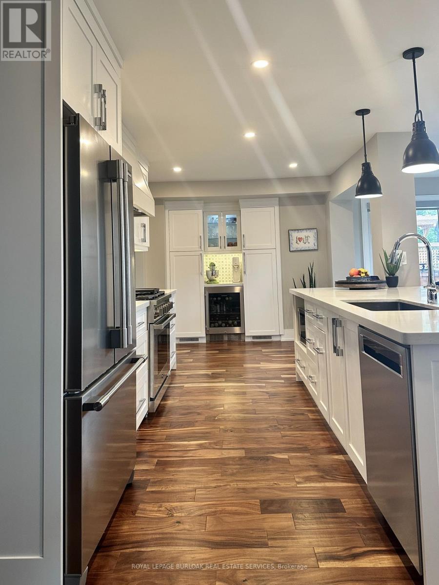 1078 Augustus Drive, Burlington, Ontario  L7S 2L1 - Photo 11 - W12981584