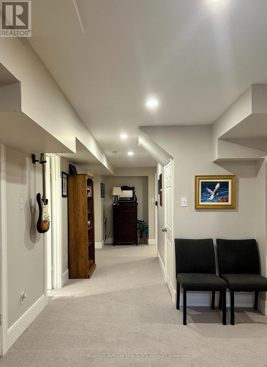 1078 Augustus Drive, Burlington, Ontario  L7S 2L1 - Photo 37 - W12981584