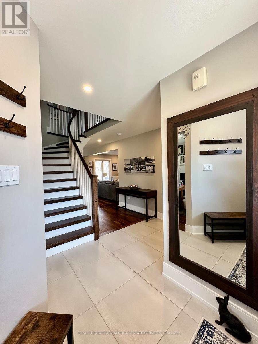 1078 Augustus Drive, Burlington, Ontario  L7S 2L1 - Photo 5 - W12981584