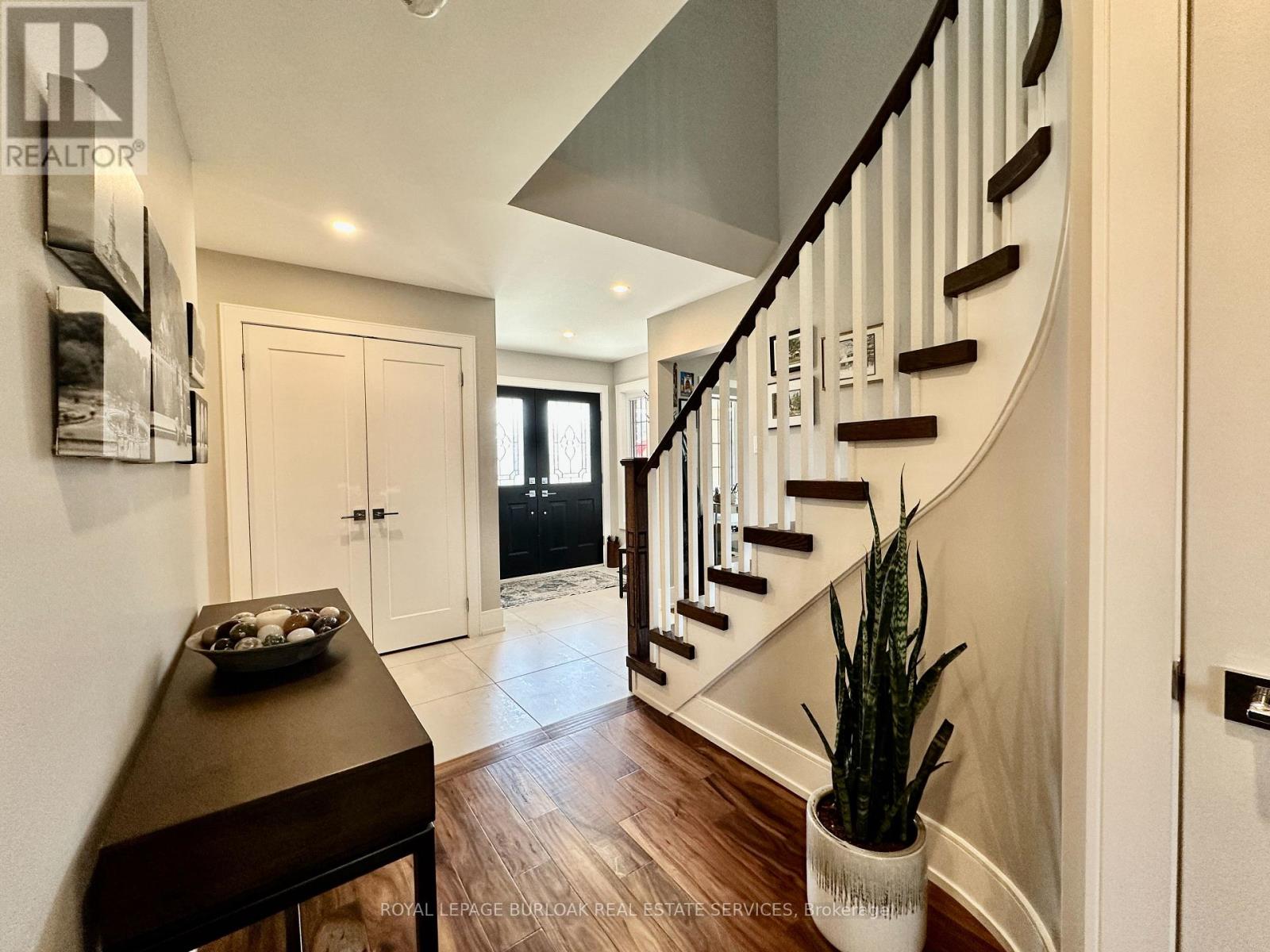 1078 Augustus Drive, Burlington, Ontario  L7S 2L1 - Photo 7 - W12981584