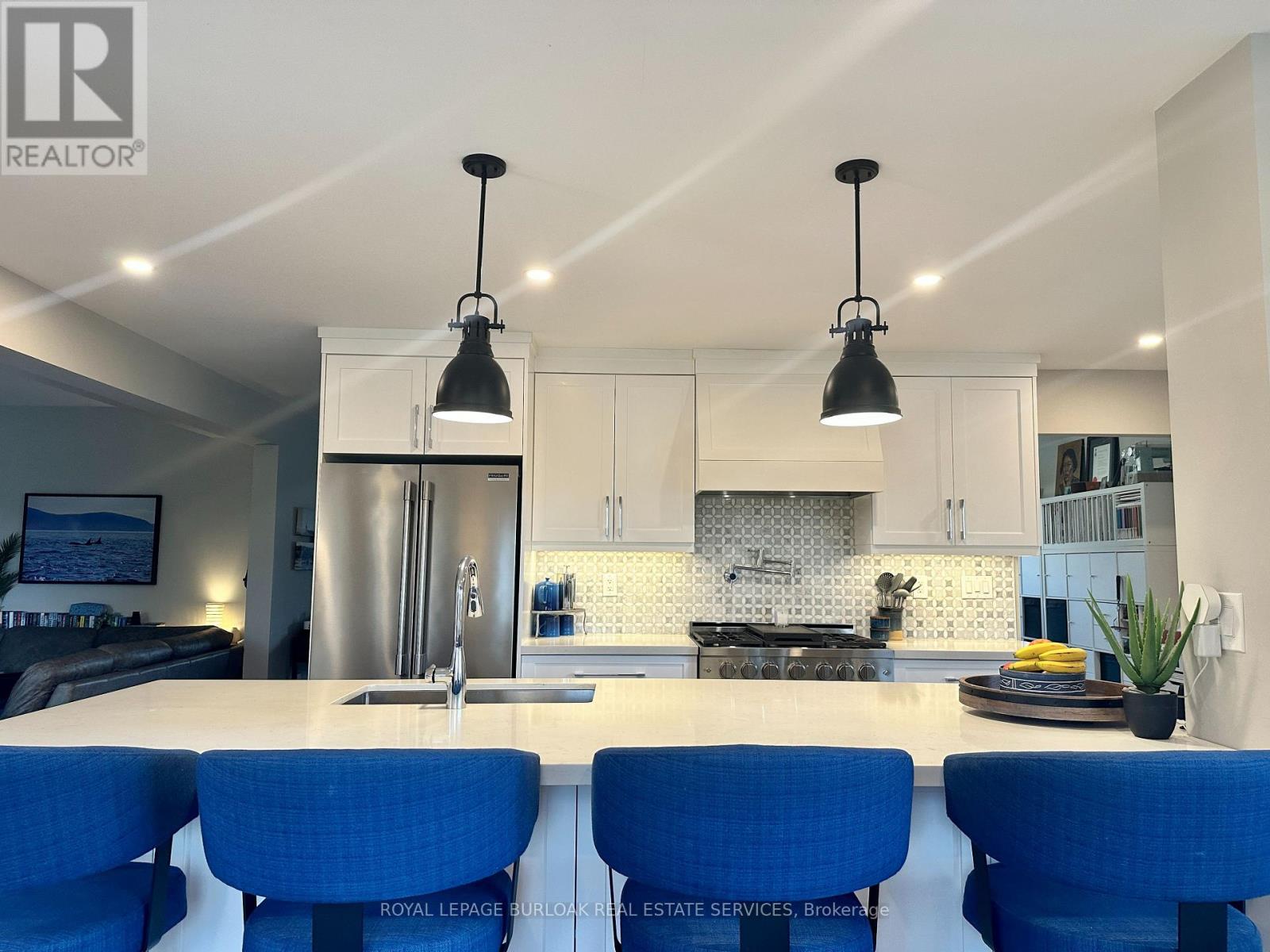 1078 Augustus Drive, Burlington, Ontario  L7S 2L1 - Photo 9 - W12981584