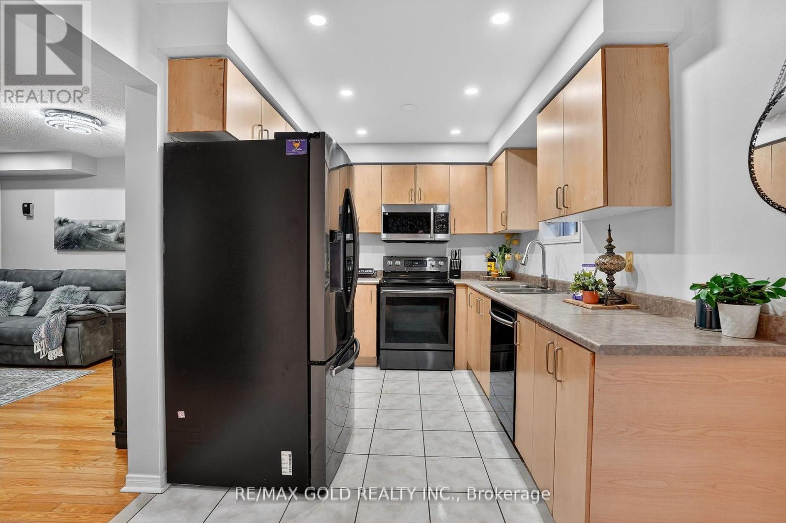 25 Spencer Drive, Brampton (Fletcher's Meadow), Ontario  L7A 2A2 - Photo 10 - W12981636