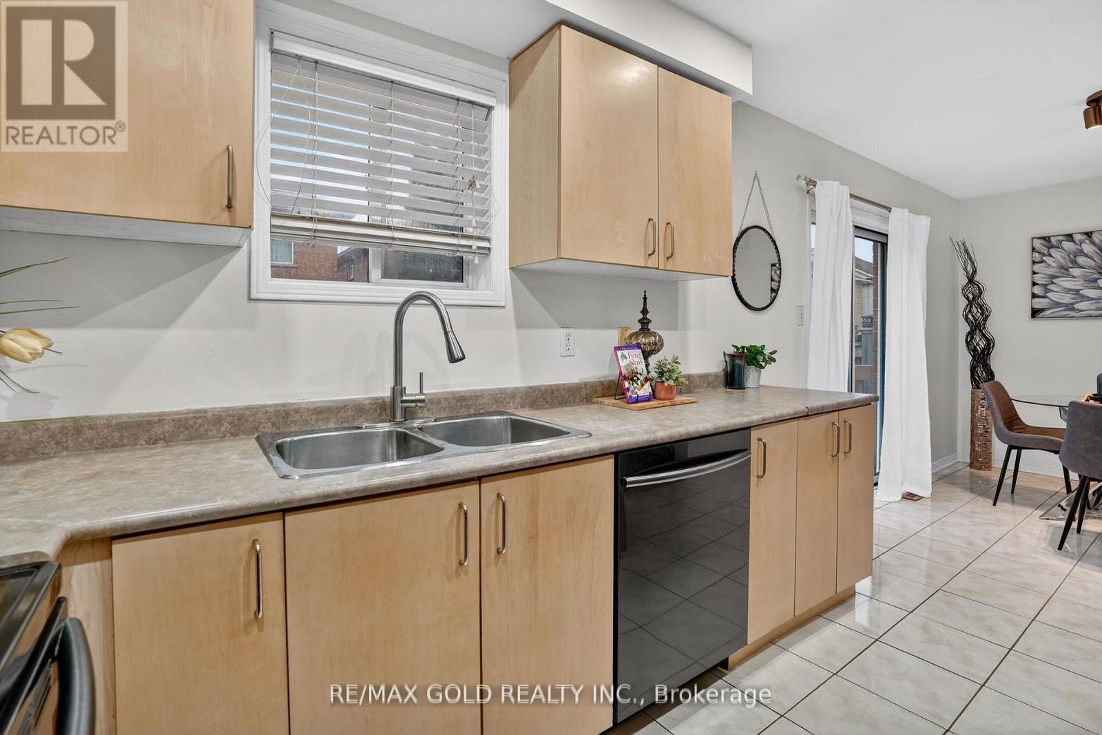 25 Spencer Drive, Brampton (Fletcher's Meadow), Ontario  L7A 2A2 - Photo 12 - W12981636