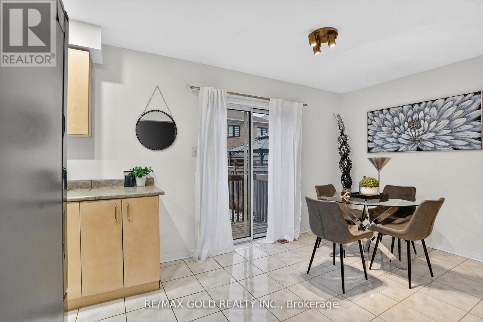 25 Spencer Drive, Brampton (Fletcher's Meadow), Ontario  L7A 2A2 - Photo 13 - W12981636