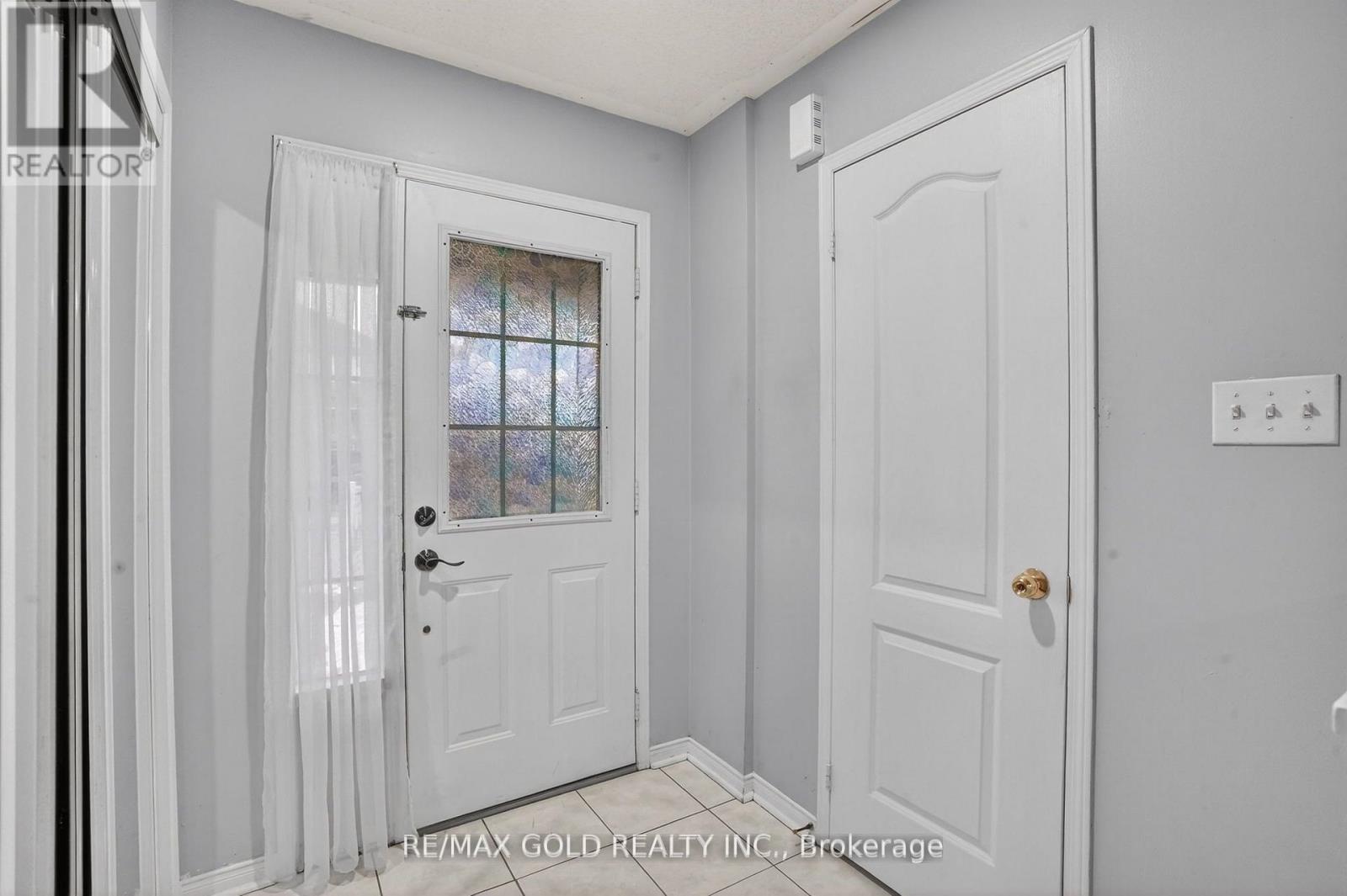 25 Spencer Drive, Brampton (Fletcher's Meadow), Ontario  L7A 2A2 - Photo 4 - W12981636