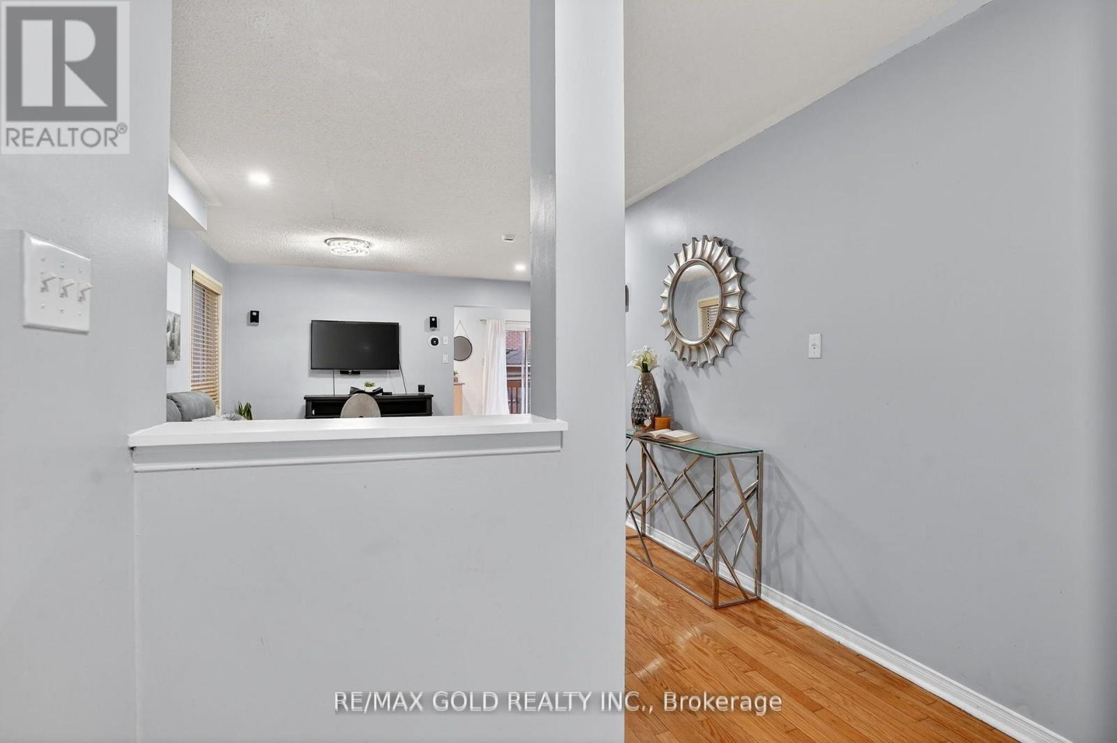 25 Spencer Drive, Brampton (Fletcher's Meadow), Ontario  L7A 2A2 - Photo 5 - W12981636