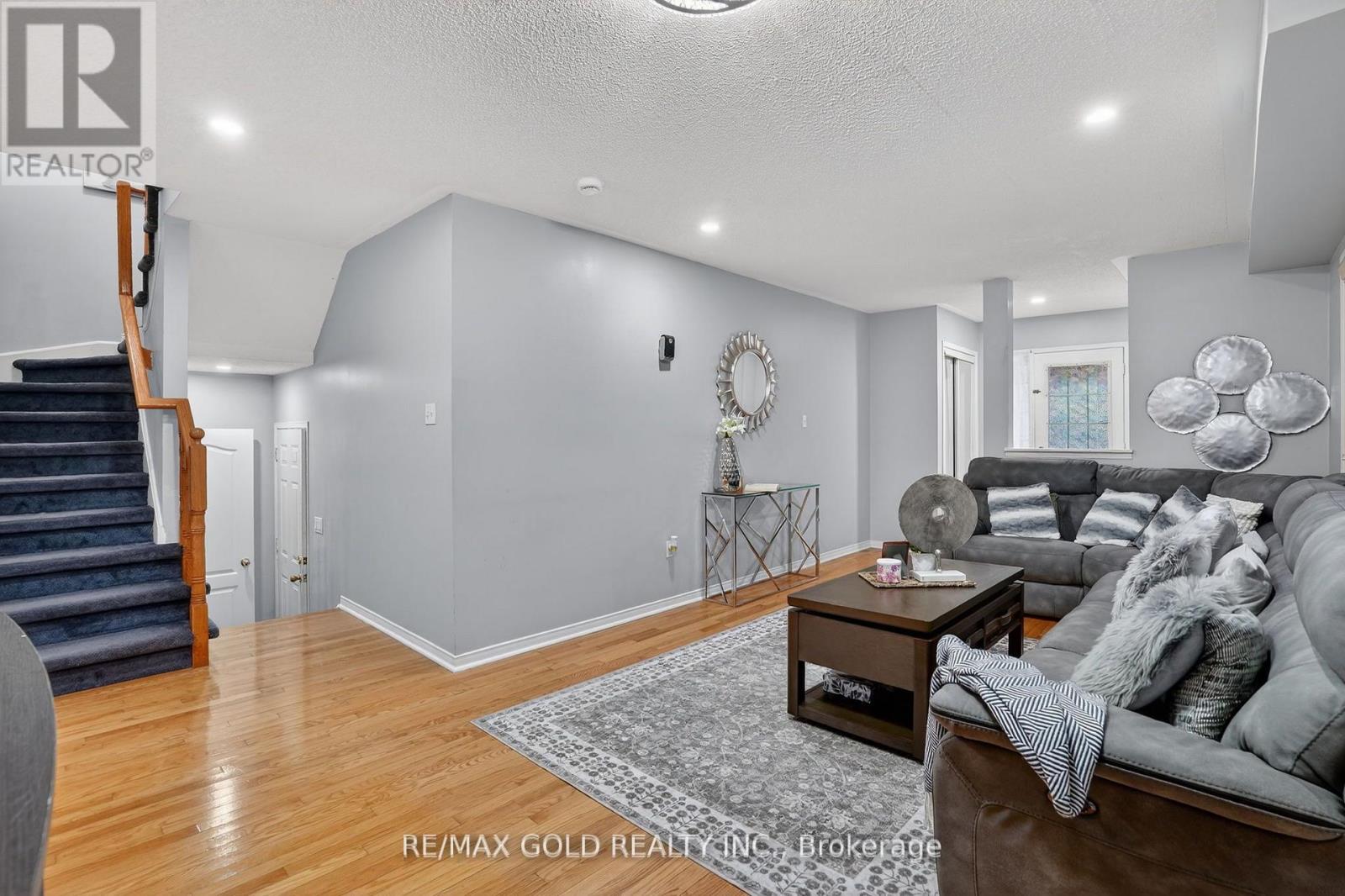 25 Spencer Drive, Brampton (Fletcher's Meadow), Ontario  L7A 2A2 - Photo 7 - W12981636