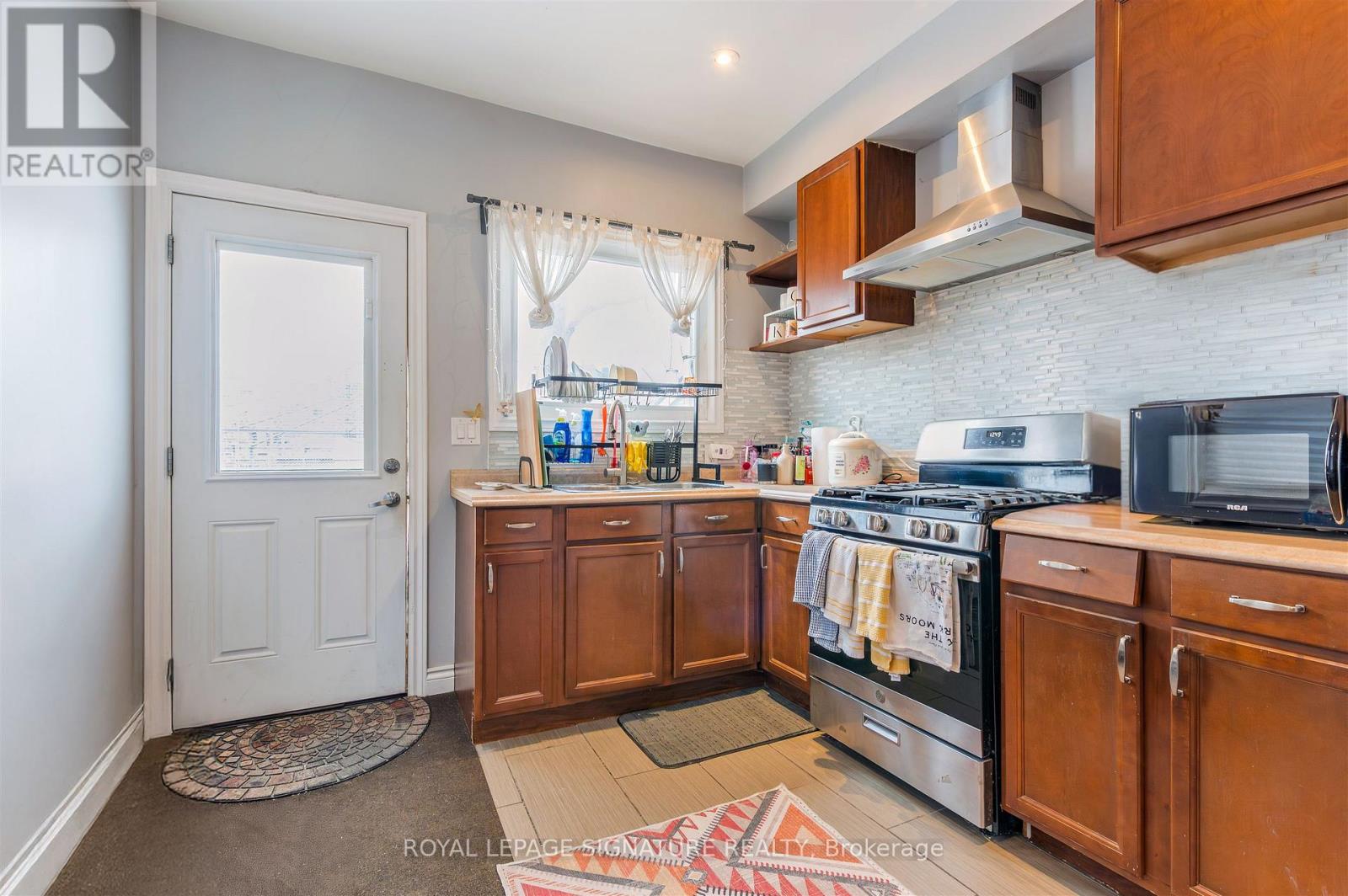 42 Sorauren Avenue, Toronto, Ontario  M6R 2C7 - Photo 20 - W12981664