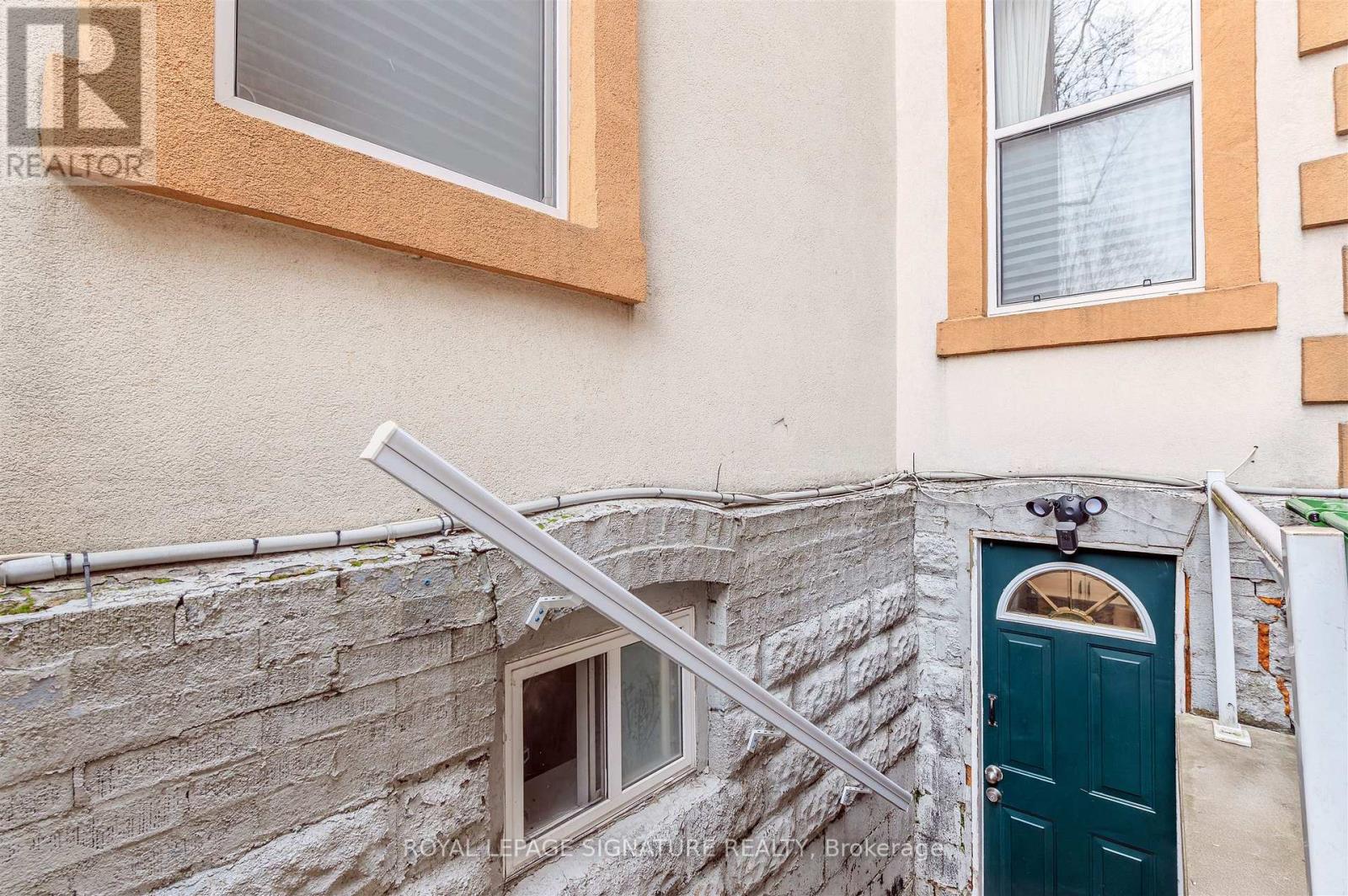 42 Sorauren Avenue, Toronto, Ontario  M6R 2C7 - Photo 32 - W12981664