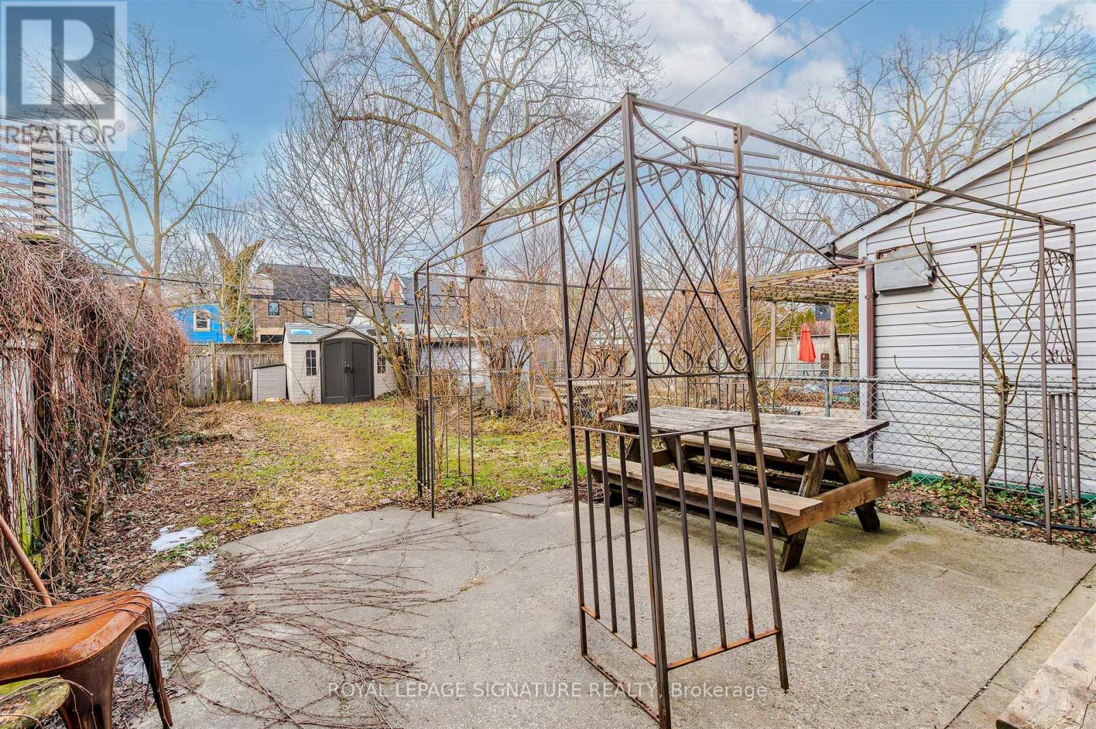 42 Sorauren Avenue, Toronto, Ontario  M6R 2C7 - Photo 33 - W12981664