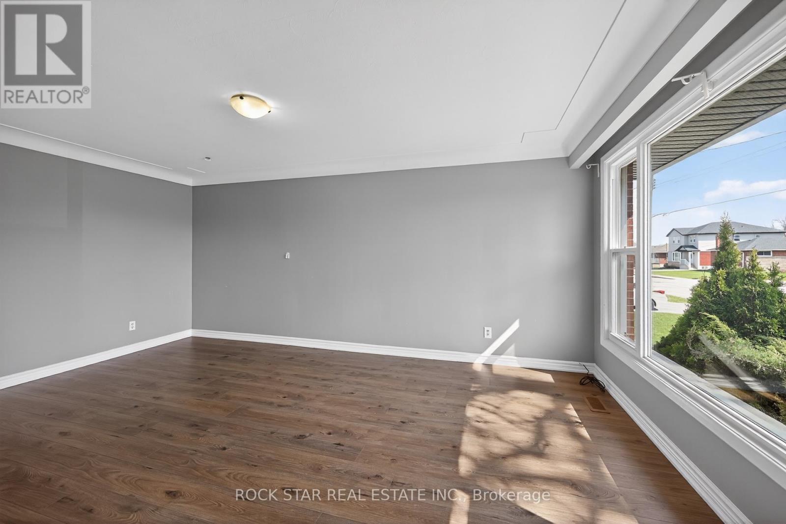 76 Terrace Drive, Hamilton, Ontario  L9A 2Y6 - Photo 5 - X12981376