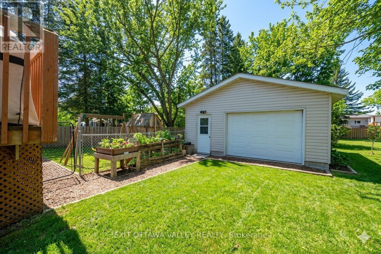 3 Selkirk Street, Petawawa, Ontario  K8H 1N8 - Photo 32 - X12981390