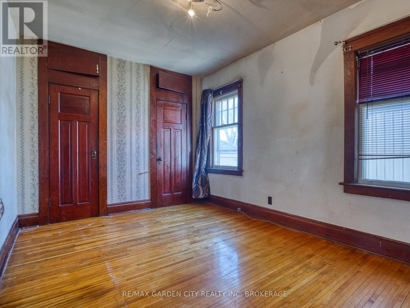 37 Kernahan Street, St. Catharines, Ontario  L2R 4T1 - Photo 14 - X12972468