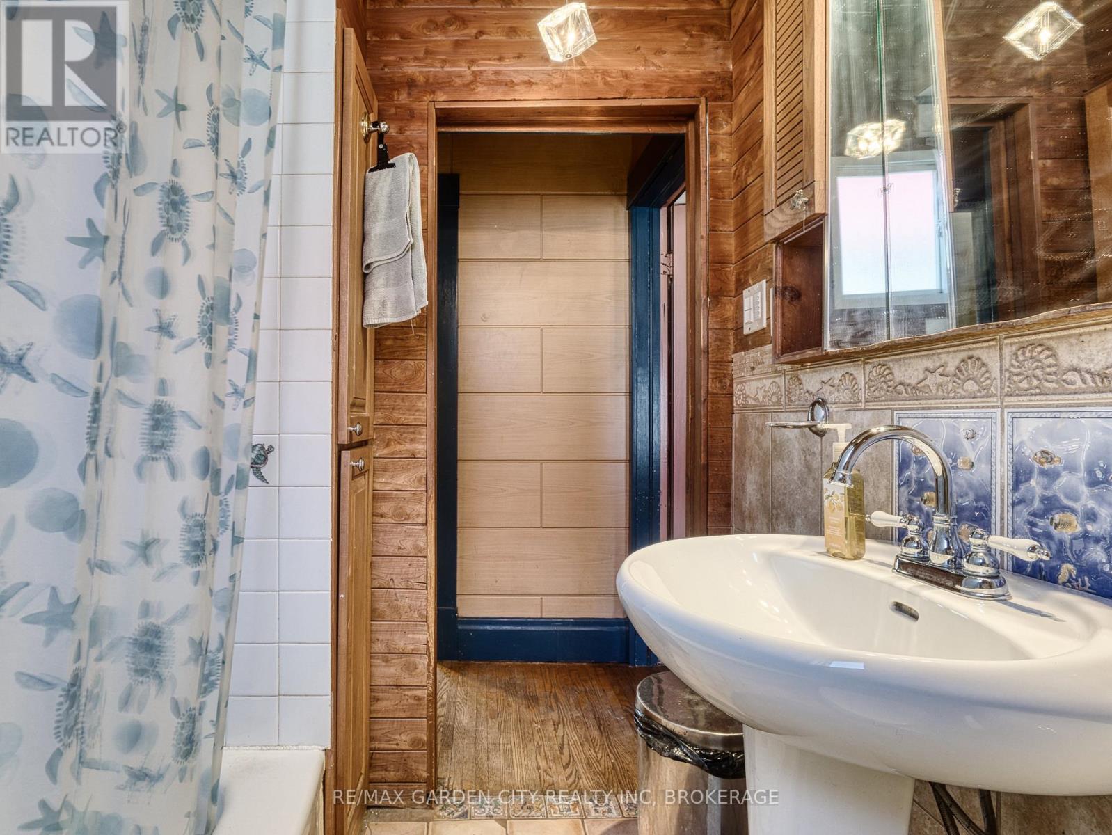 37 Kernahan Street, St. Catharines, Ontario  L2R 4T1 - Photo 13 - X12972468