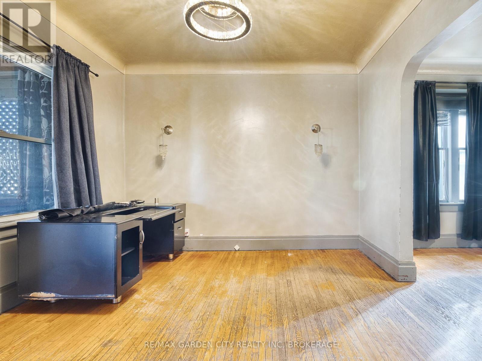 37 Kernahan Street, St. Catharines, Ontario  L2R 4T1 - Photo 5 - X12972468