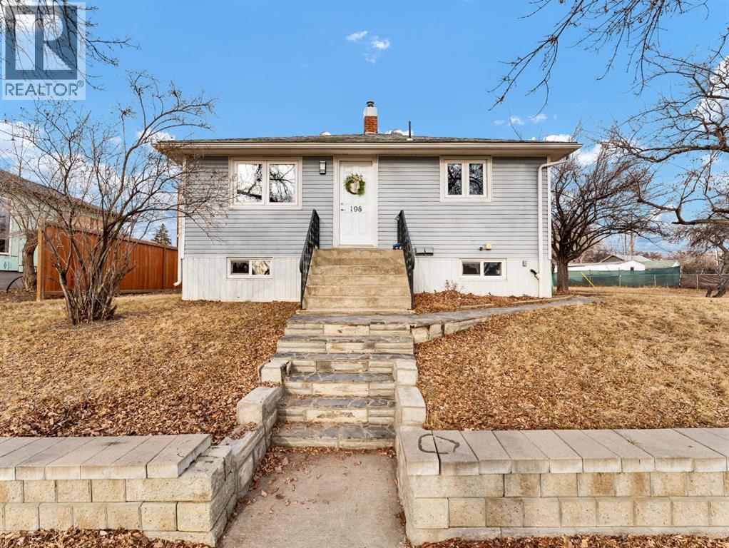 198 1 Street Ne, Medicine Hat, Alberta  T1A 5K3 - Photo 1 - A2279465