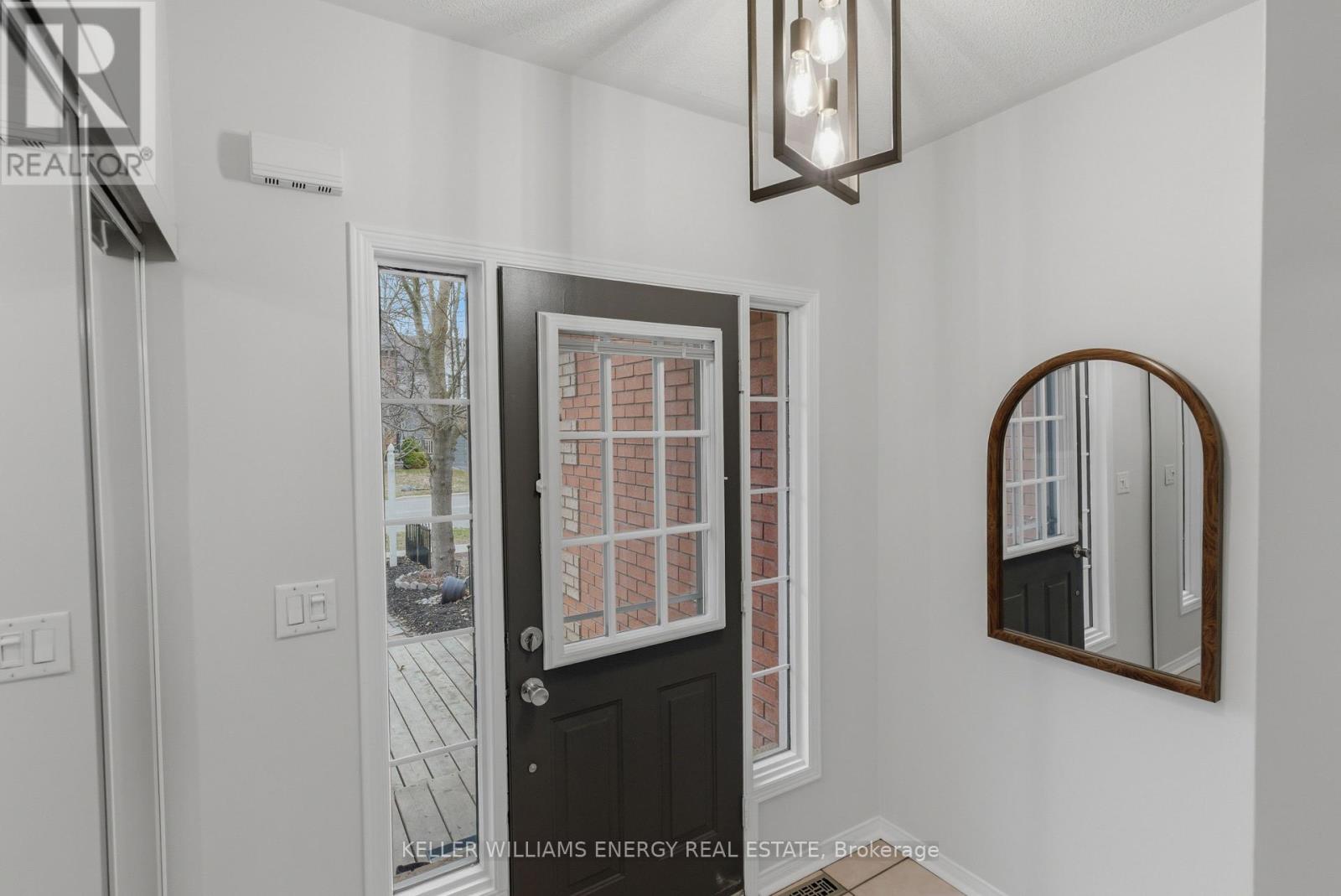 1698 Woodgate Trail, Oshawa, Ontario L1G 8B4 - Photo 2 - E12981756