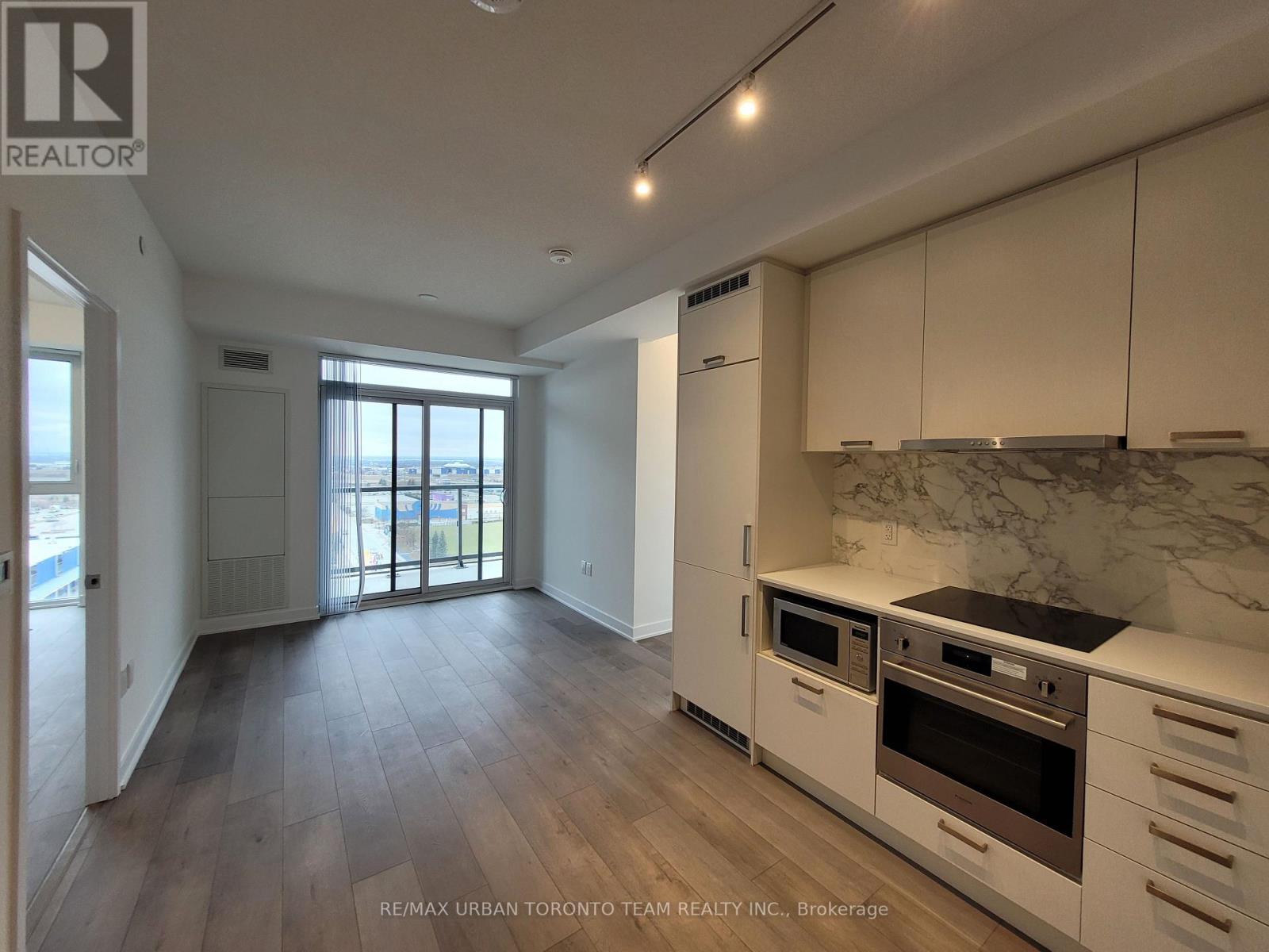 1016 - 10 Honeycrisp Crescent, Vaughan, Ontario  L4K 0M7 - Photo 3 - N12981892