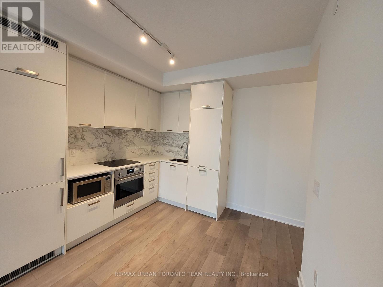 1016 - 10 Honeycrisp Crescent, Vaughan, Ontario  L4K 0M7 - Photo 5 - N12981892