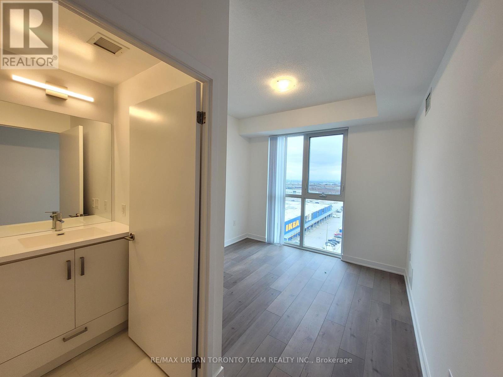 1016 - 10 Honeycrisp Crescent, Vaughan, Ontario  L4K 0M7 - Photo 6 - N12981892