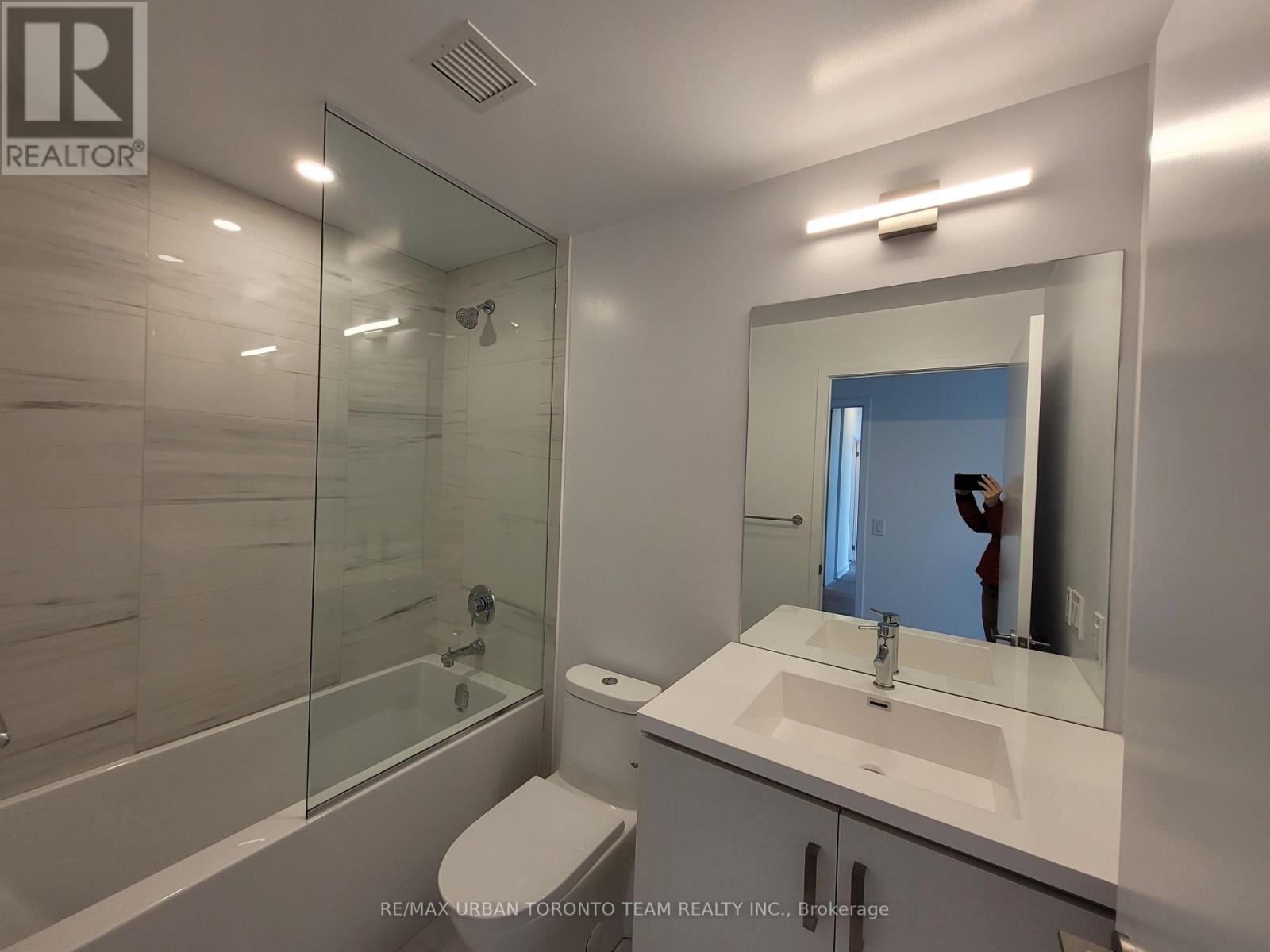 1016 - 10 Honeycrisp Crescent, Vaughan, Ontario  L4K 0M7 - Photo 8 - N12981892