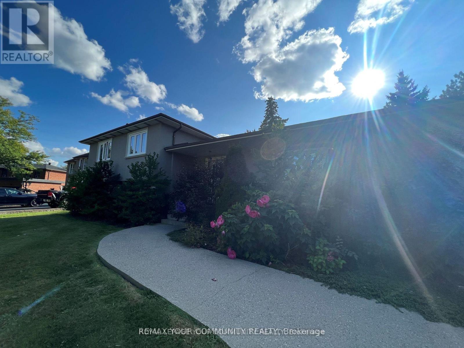 30 Forest Circle Court, Vaughan, Ontario  L4L 1N9 - Photo 3 - N12981896