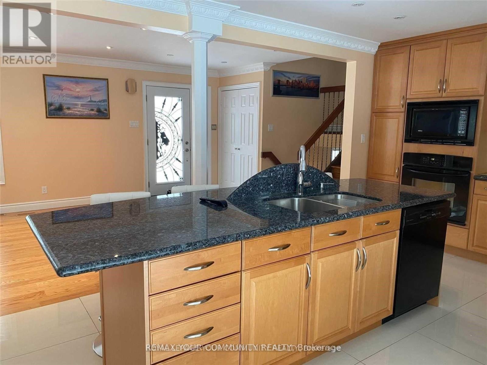 30 Forest Circle Court, Vaughan, Ontario  L4L 1N9 - Photo 7 - N12981896