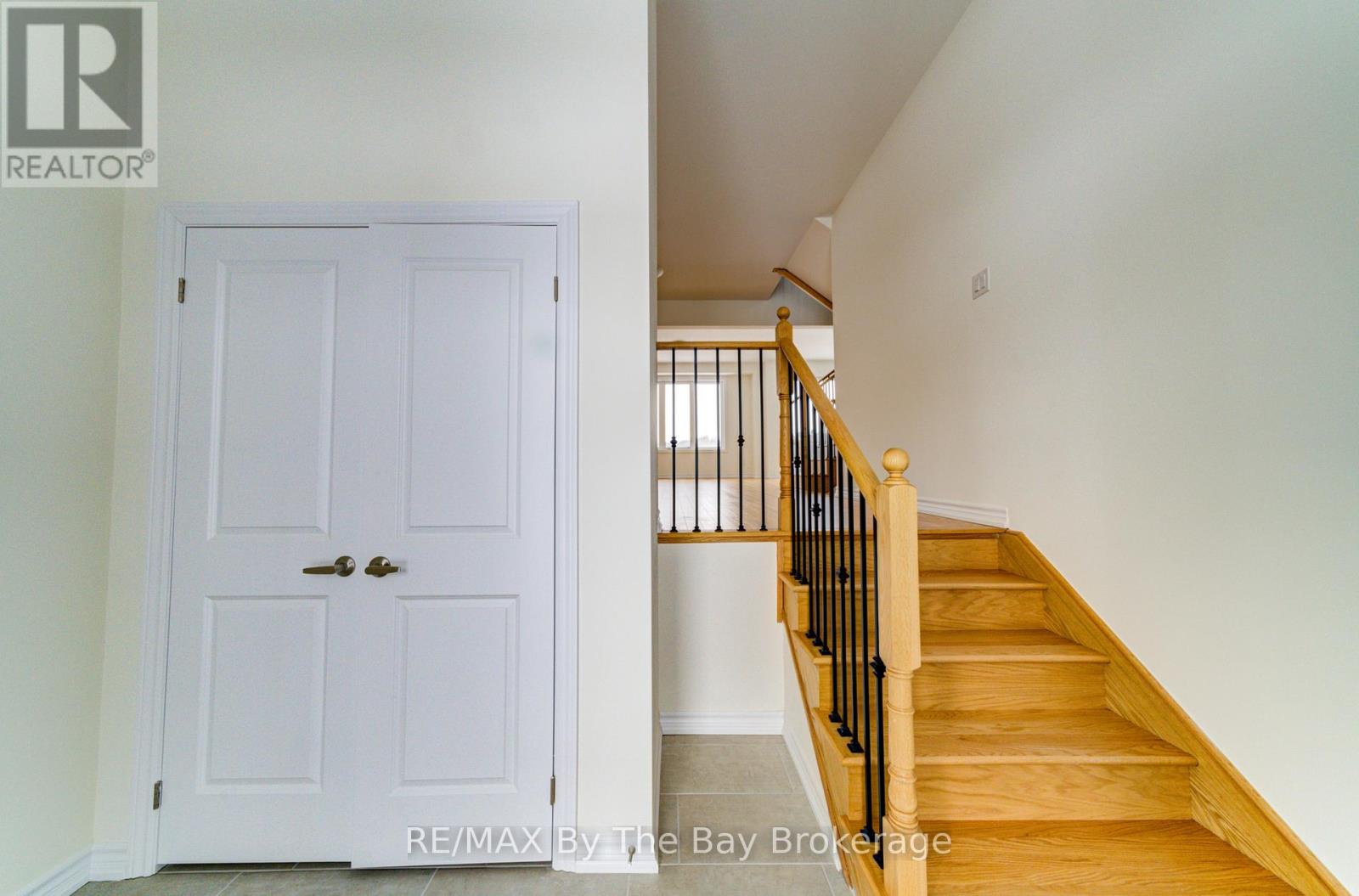 61 Rosanne Circle, Wasaga Beach, Ontario  L9Z 0M8 - Photo 2 - S12749070