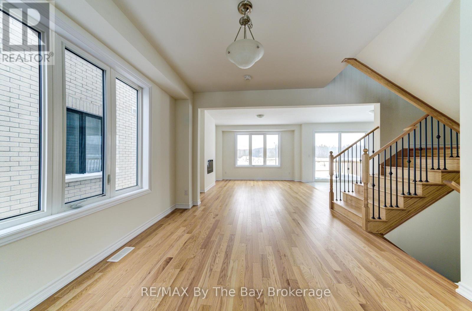 61 Rosanne Circle, Wasaga Beach, Ontario  L9Z 0M8 - Photo 4 - S12749070