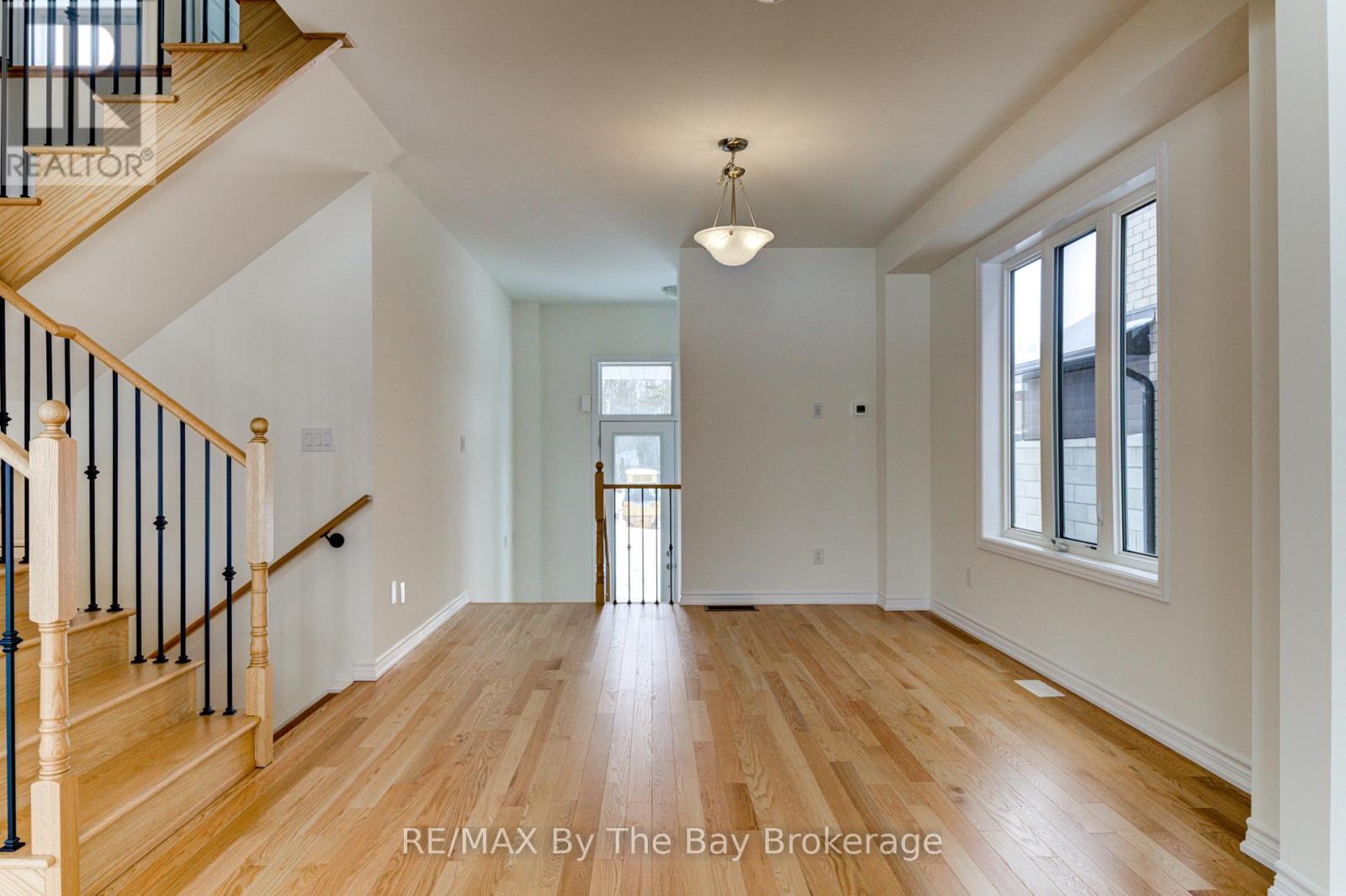 61 Rosanne Circle, Wasaga Beach, Ontario  L9Z 0M8 - Photo 5 - S12749070