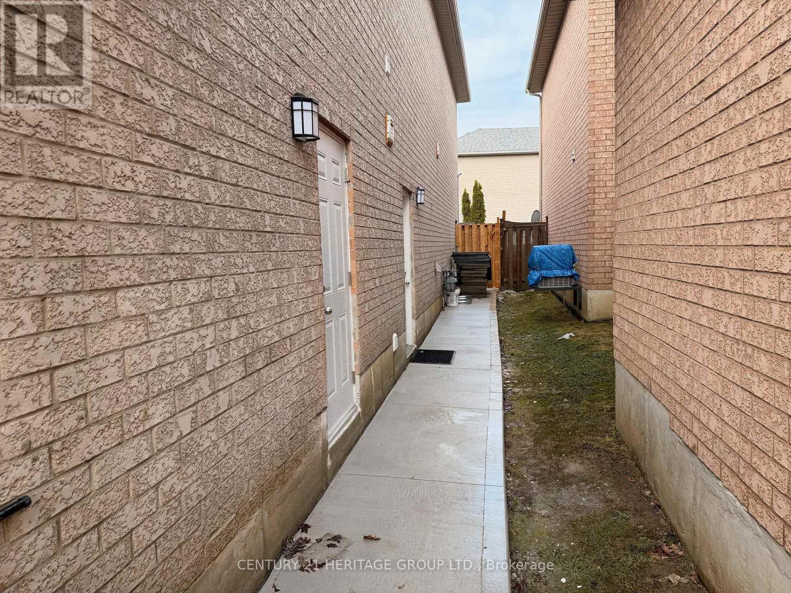 118 Sunridge Street, Richmond Hill, Ontario  L4E 3Z2 - Photo 3 - N12973532