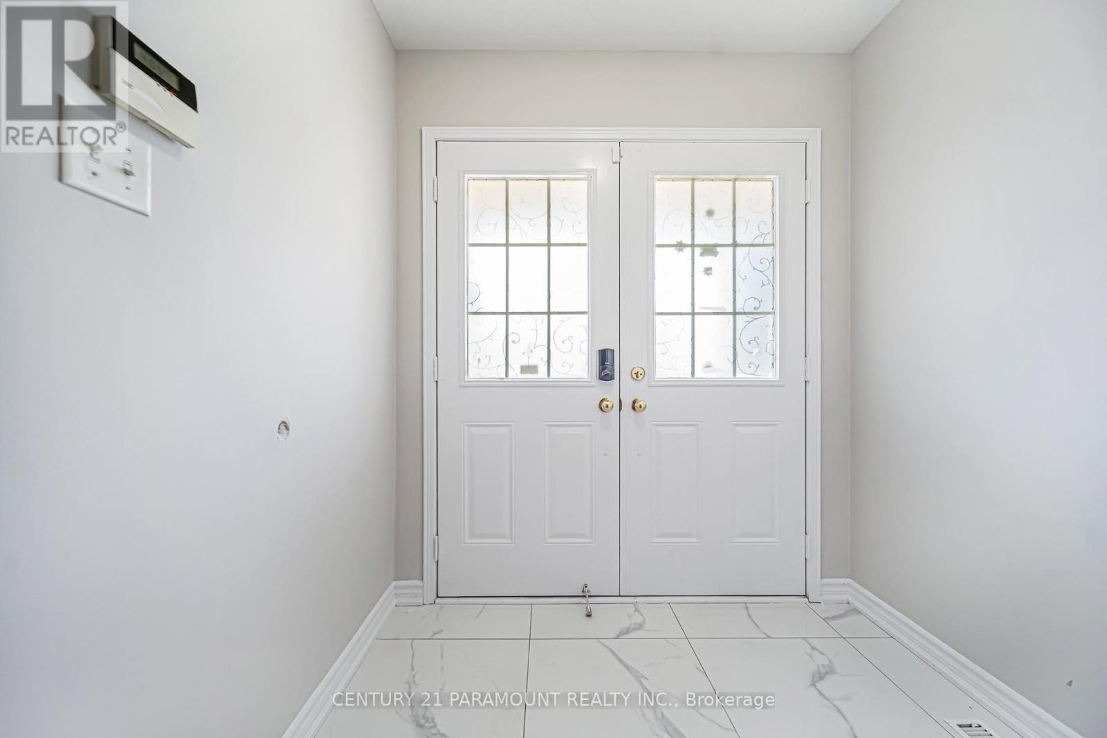 75 Crystal Glen Crescent, Brampton, Ontario  L6X 0K5 - Photo 4 - W12981530