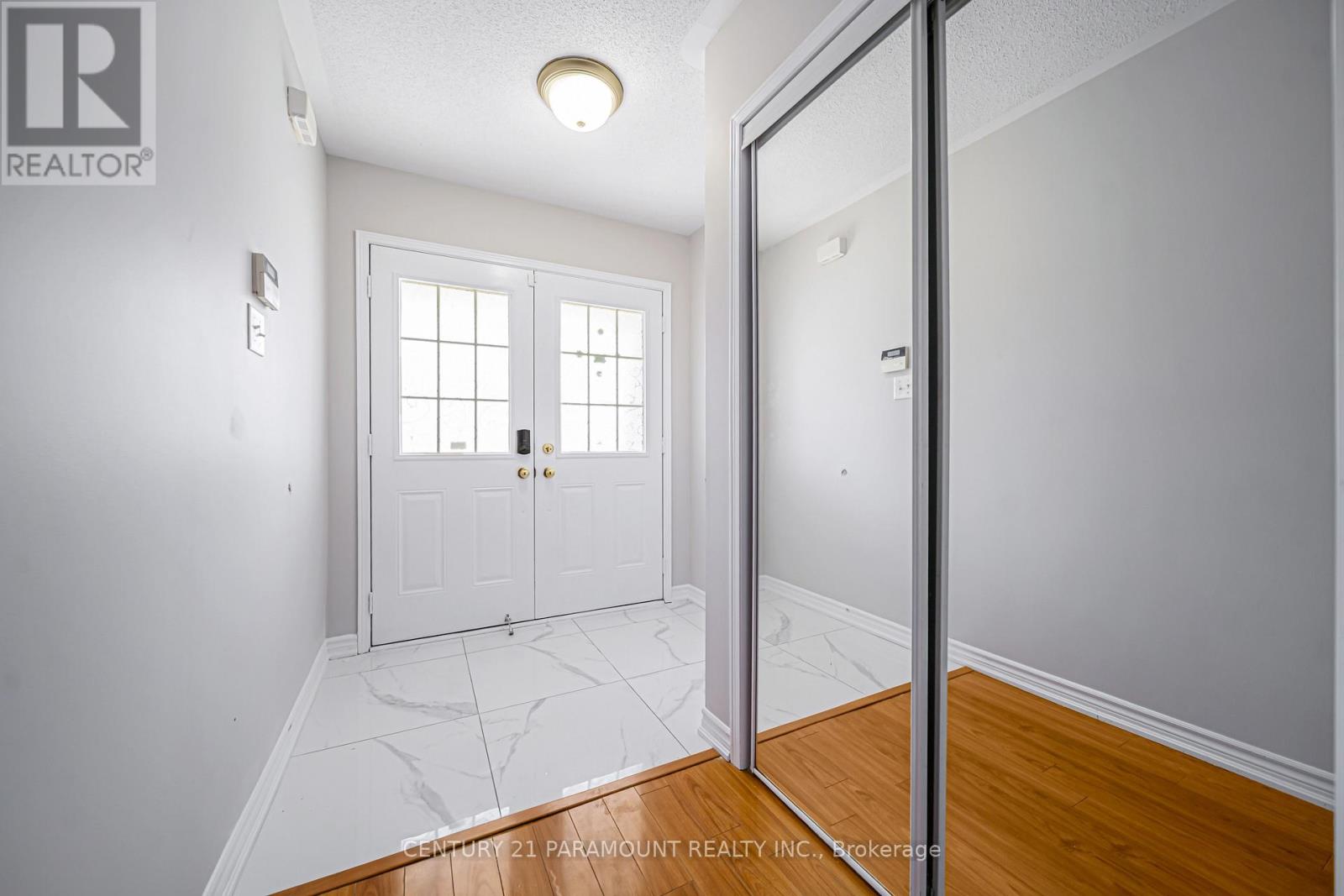 75 Crystal Glen Crescent, Brampton, Ontario  L6X 0K5 - Photo 5 - W12981530