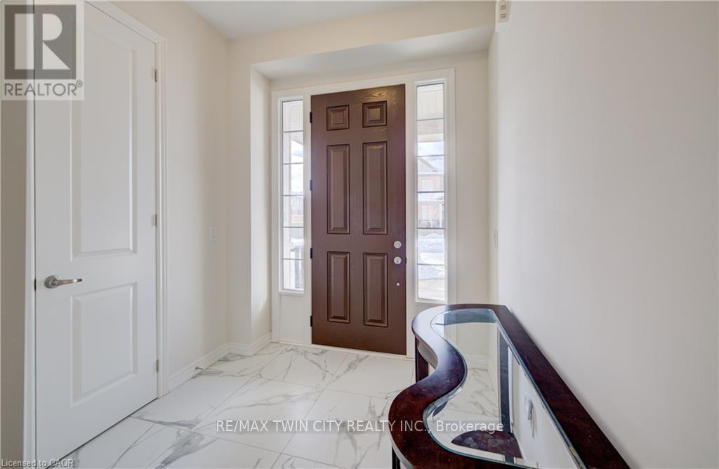 588 Beckview Crescent, Kitchener, Ontario N2R 0R4 - Photo 6 - X12750860