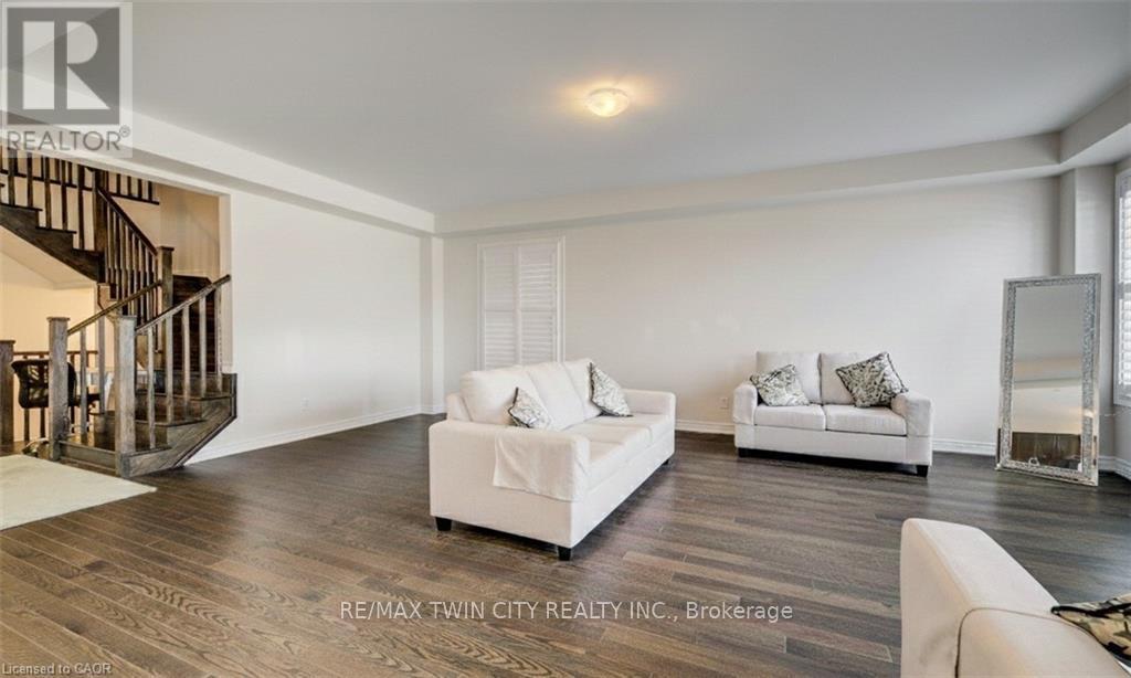 588 Beckview Crescent, Kitchener, Ontario N2R 0R4 - Photo 14 - X12750860