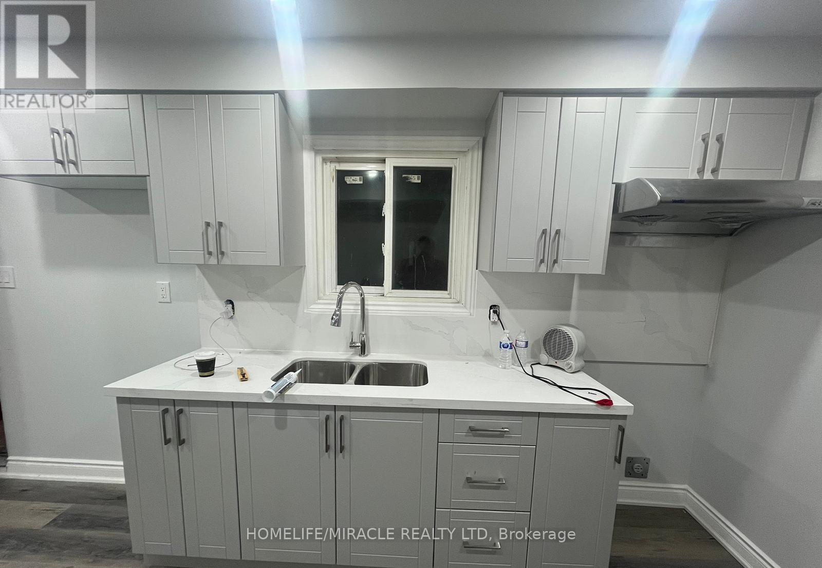 8 ROTHERGLEN COURT, Brampton, Ontario