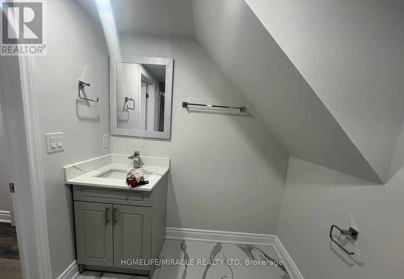 8 Rotherglen Court, Brampton, Ontario  L6X 2S1 - Photo 10 - W12981752