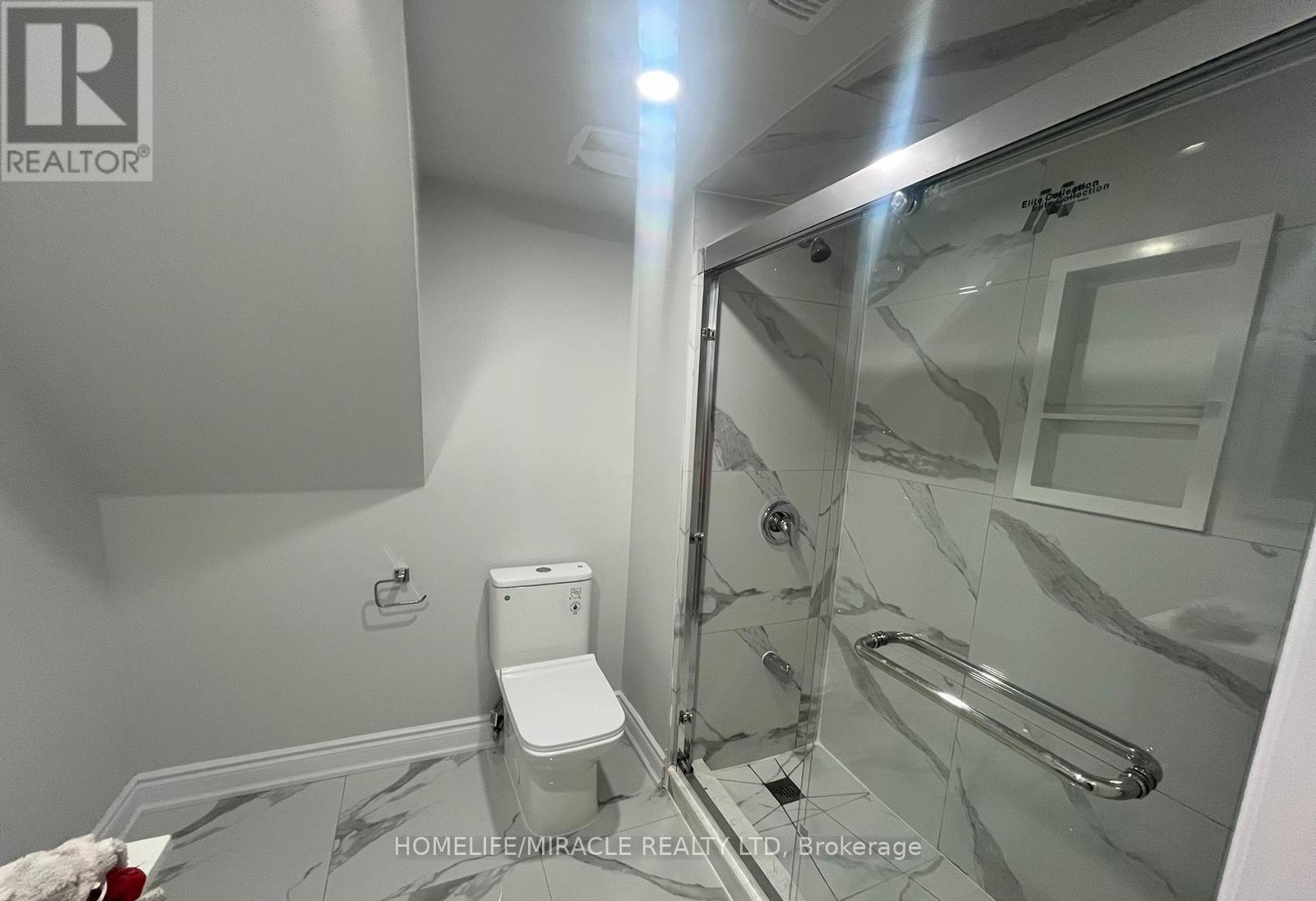 8 Rotherglen Court, Brampton, Ontario  L6X 2S1 - Photo 11 - W12981752