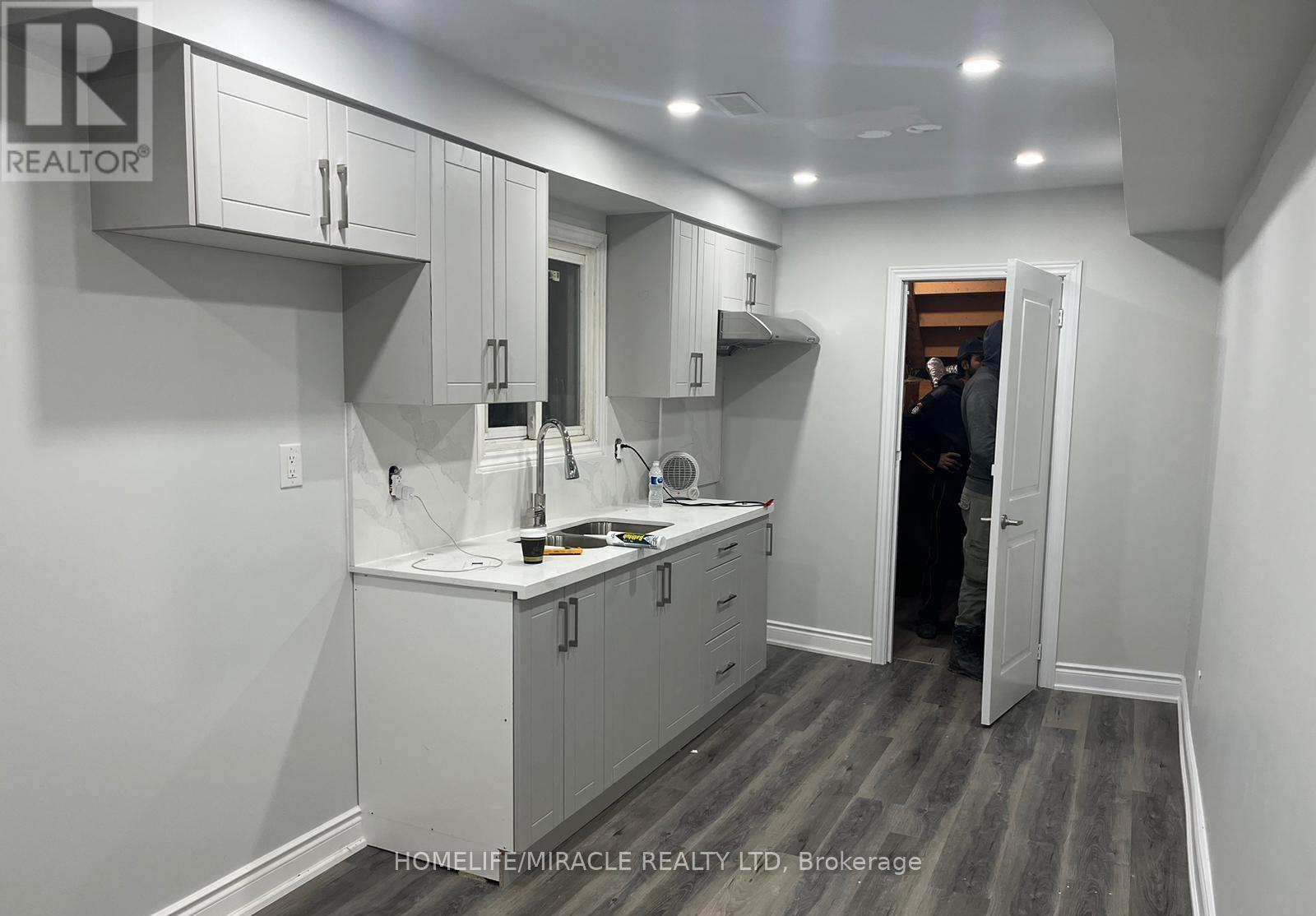 8 Rotherglen Court, Brampton, Ontario  L6X 2S1 - Photo 2 - W12981752