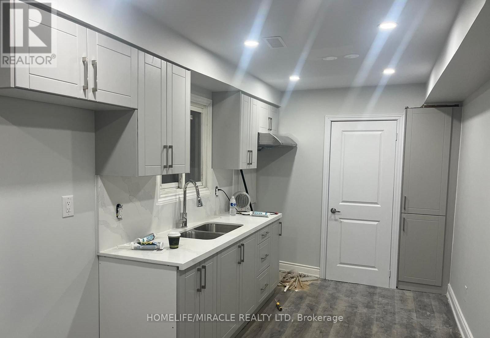 8 Rotherglen Court, Brampton, Ontario  L6X 2S1 - Photo 3 - W12981752